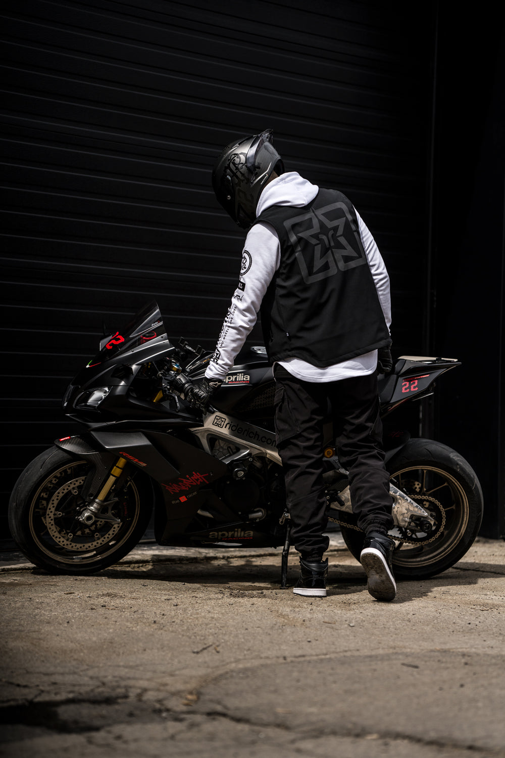 Scarboro™ Armoured Softshell Vest {Emblem/Black}