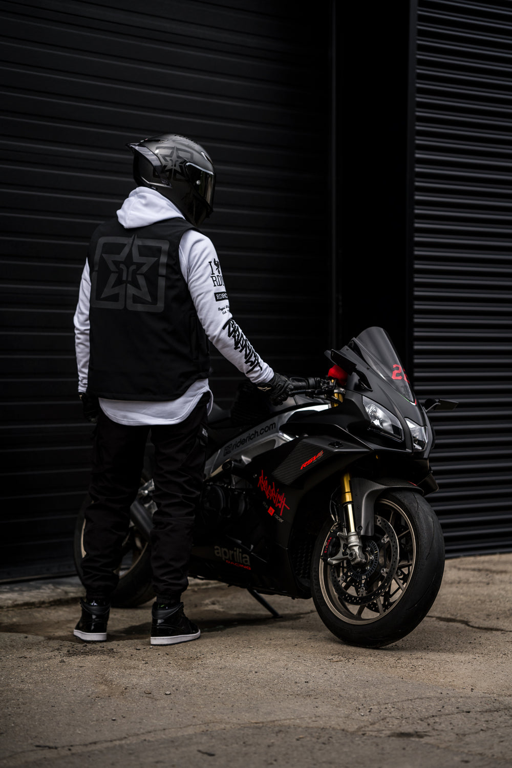 Scarboro™ Armoured Softshell Vest {Emblem/Black}